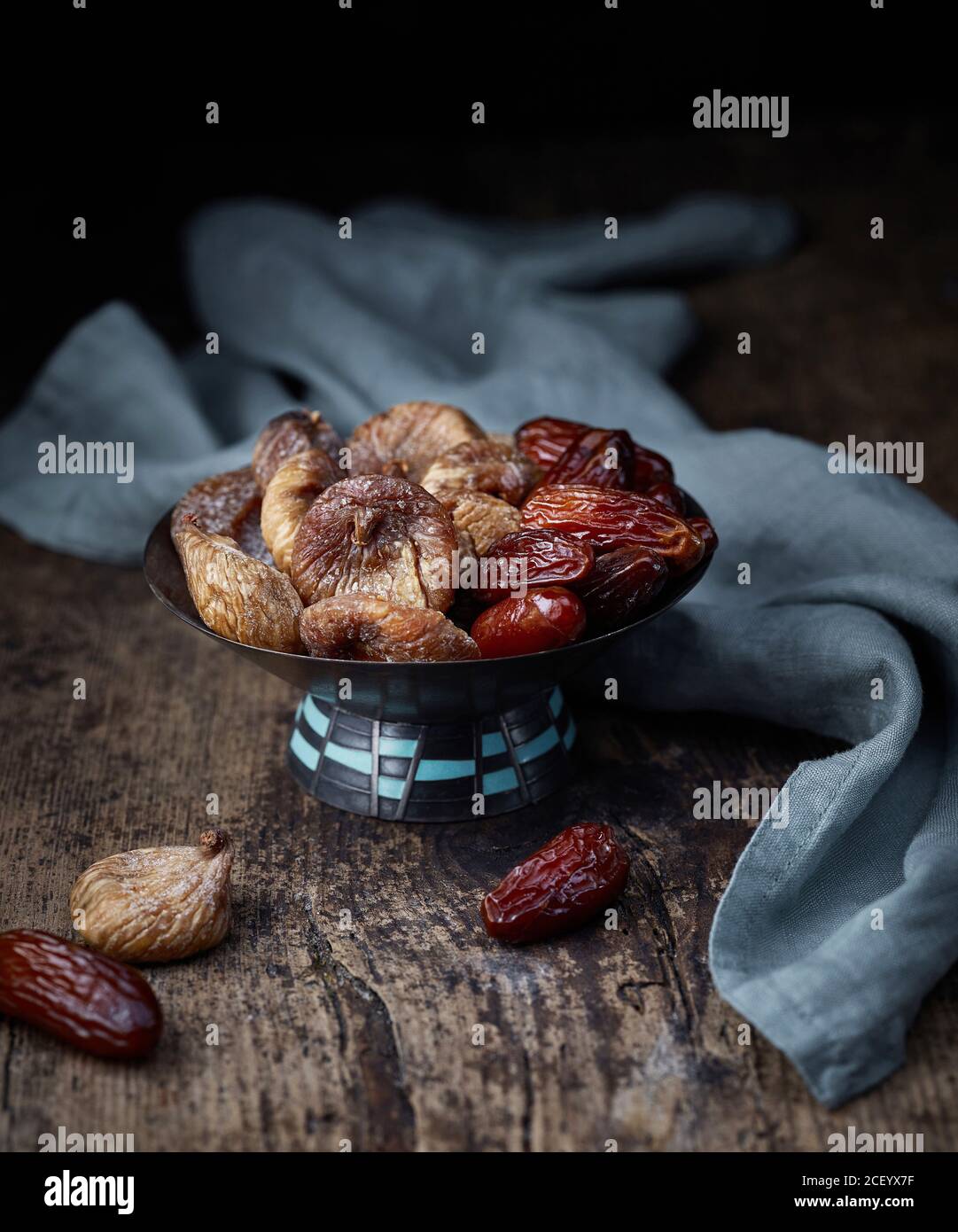 Schüssel mit getrockneten Feigen und Datteln auf alten rustikalen Holz Tabelle Stockfoto