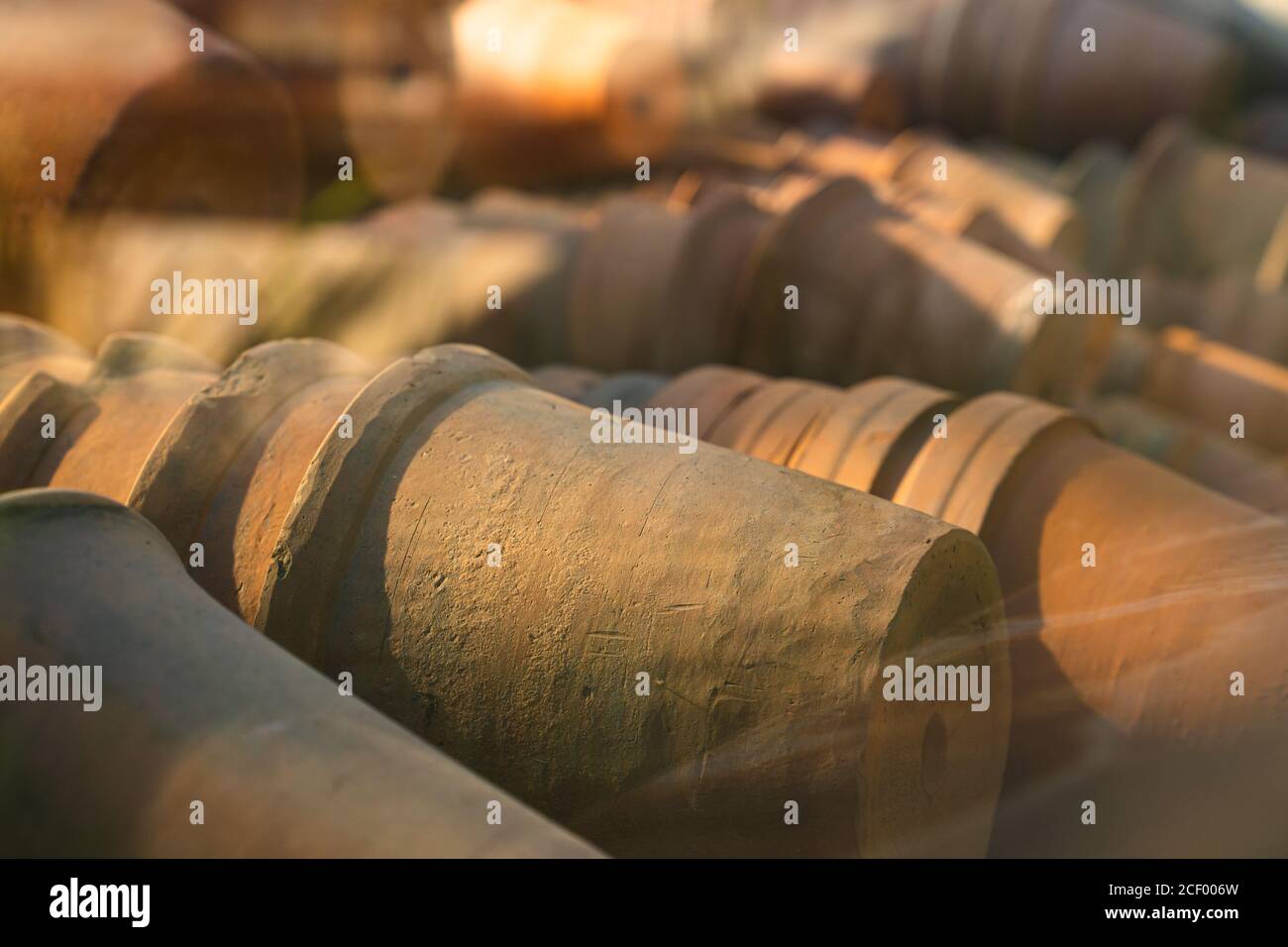 Gebrauchte alte leere Terrakotta-Ton-Blumentöpfe im Garten bei Sonnenlicht, Nahaufnahme. Stockfoto