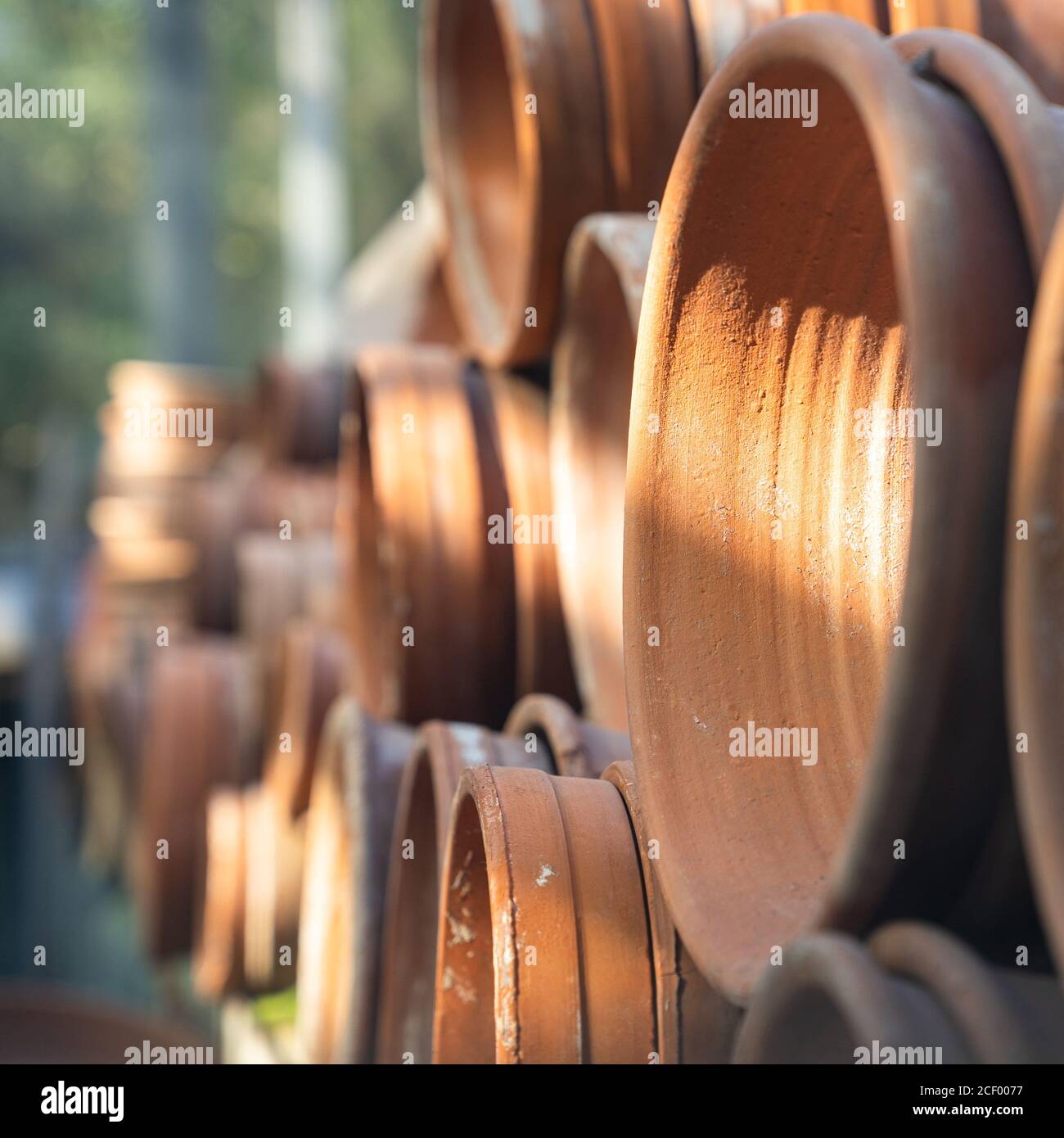 Gebrauchte alte leere Terrakotta-Ton-Blumentöpfe im Garten bei Sonnenlicht, Nahaufnahme. Stockfoto
