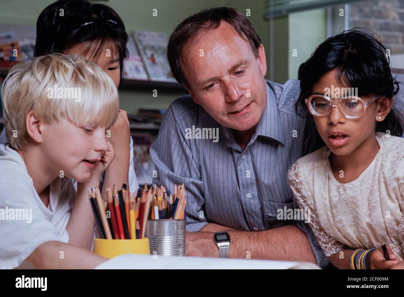 Grundschullehrer John Sellars mit Kindern im Klassenzimmer an der Richard Atkins School im Süden Londons. Fotografiert in London. 12. Juni 1990. © Neil Turner Stockfoto