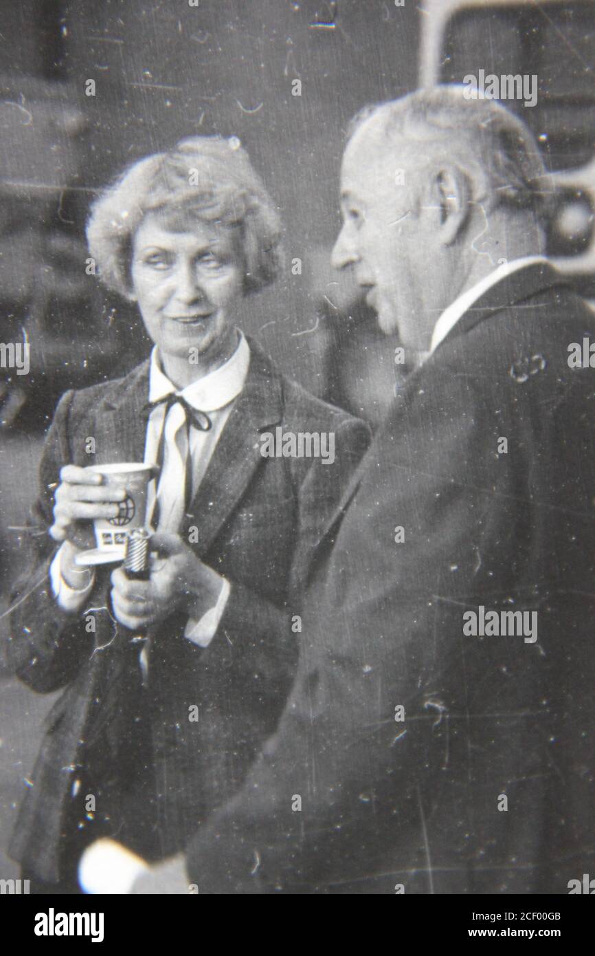 Feine 70er Jahre Vintage Schwarz-Weiß-Fotografie von Beamten bei der Lösung der Job-Probleme auf dem Feld. Stockfoto