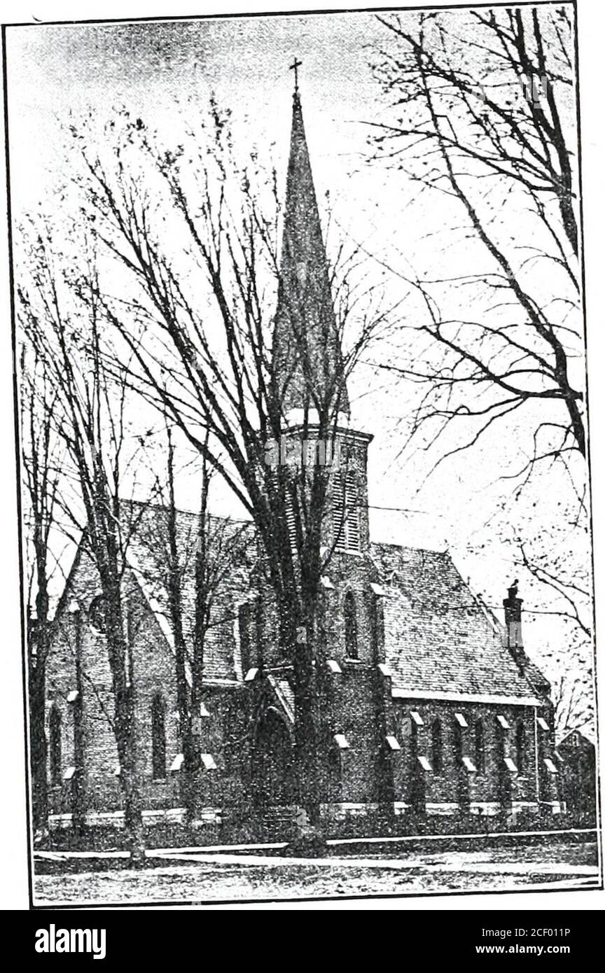 . Lowville, gestern, heute und morgen : Geschichte und Verzeichnis der Stadt & Dorf. le,?vith Geschäfte vor ami ojn la Haus und Halle über und im hinteren. Dieses Gebäude wurde danach durch Feuer entstreichelte. TRINITY EPISCOPAL CHlRCH. Trinity Church, Lowville, wurde organisiert Septem-ber 2-t, 183S, mit Kent Jarvis und George Lymau, Wächter; Leonard Harding, L. S. Staudring, AlbertStrickland, George D. Ruggles, Henry Butler, Samuel Wood, Ambrose W. Clark und Merritt M.Norton, Vestymen. Der Eev. Edward A. Reuoufwar der erste Rektor. Ein Gebäude wurde in lsi6 gebaut und im November von t geweiht Stockfoto