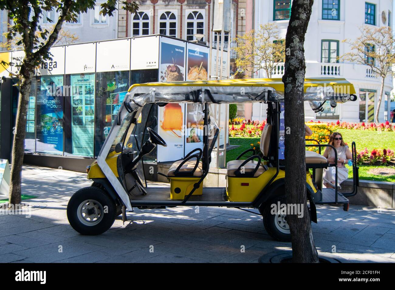Yellow TucTuc in Braga Stadt Portugal. Touristische Touren Transporte in Städten. Tourismus und geschäftliche oder touristische Aktivitäten. Stockfoto