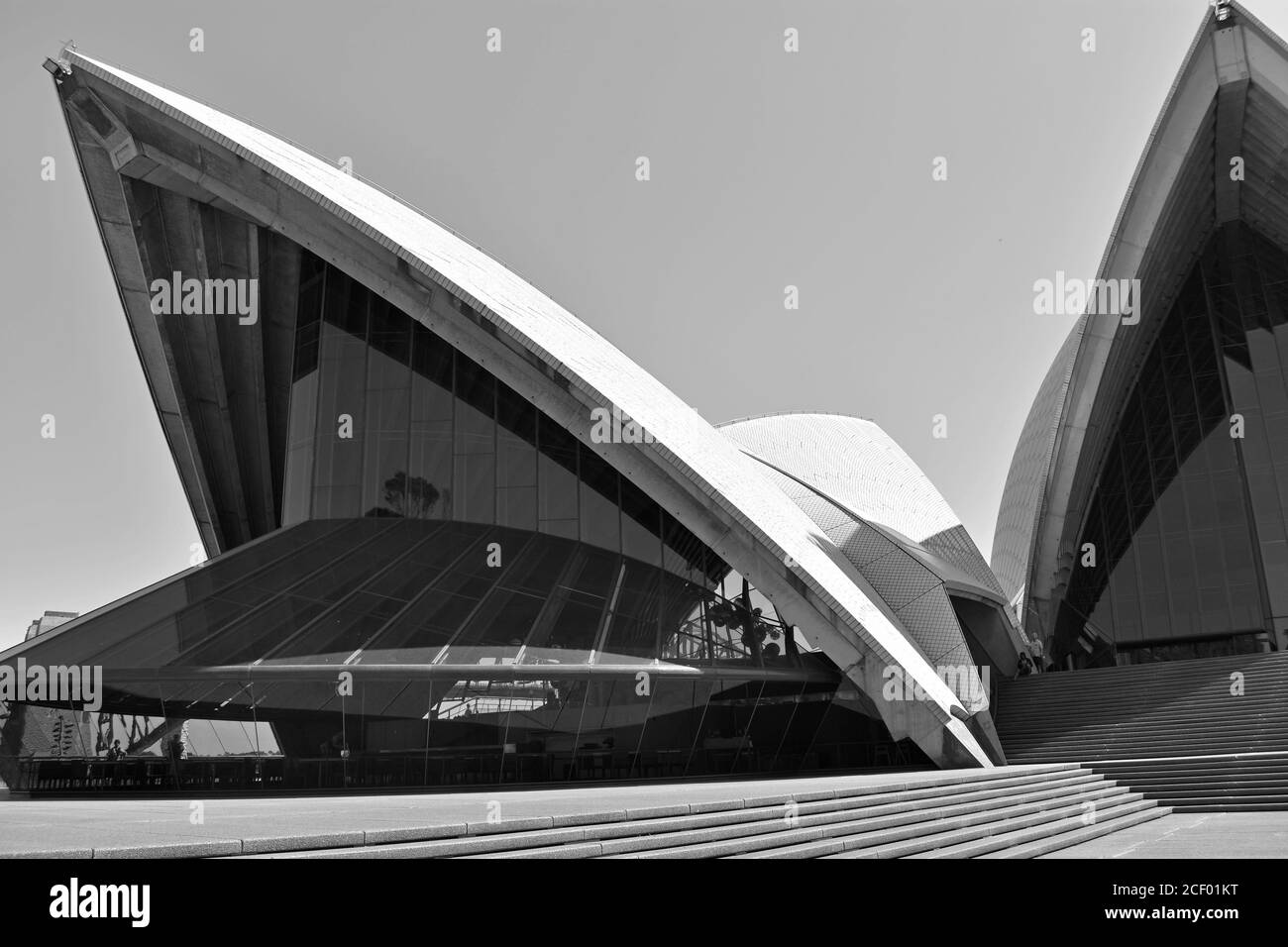 Ein abstraktes Schwarz-Weiß-Bild des Opernhauses von Sydney. Die dramatischen Winkel der Segel wie Dachlinie erheben sich gegen einen klaren Himmel. Australien Stockfoto