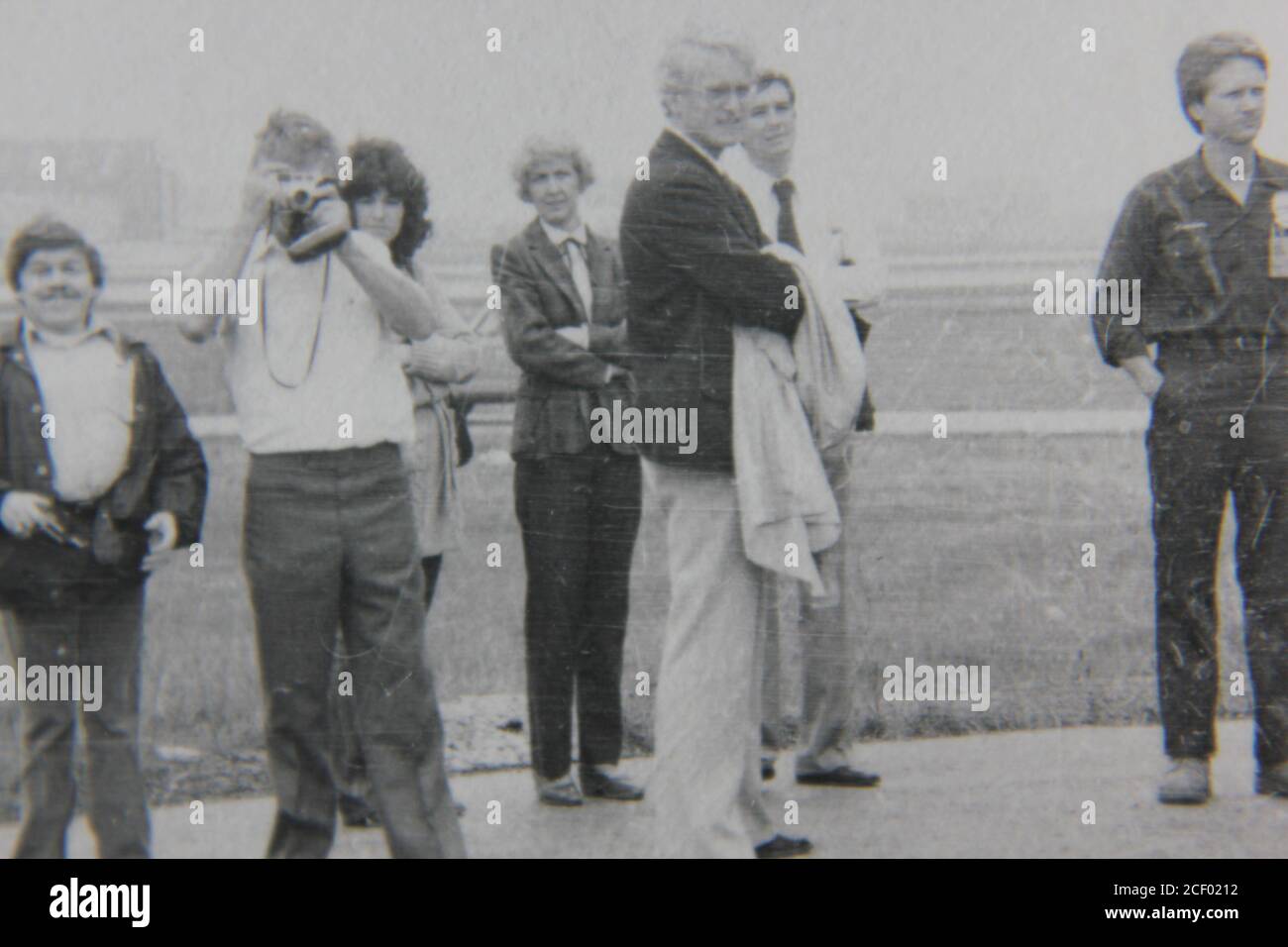 Feine 70er Jahre Vintage Schwarz-Weiß-Fotografie von Beamten bei der Lösung der Job-Probleme auf dem Feld. Stockfoto