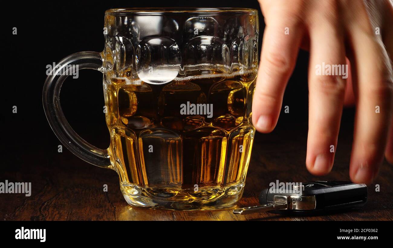 Seien Sie sicher, trinken Sie nicht und fahren Sie nicht. Geeignet für soziale Werbung. Stockfoto