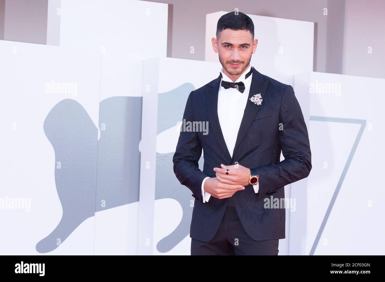 Venedig, Italien. September 2020. Alejandro Speitzer, Eröffnung Roter Teppich, 77. Filmfestival Venedig in Venedig, Italien am 02. September 2020. Foto von Ron Crusow/imageSPACE/MediaPunch Credit: MediaPunch Inc/Alamy Live News Stockfoto