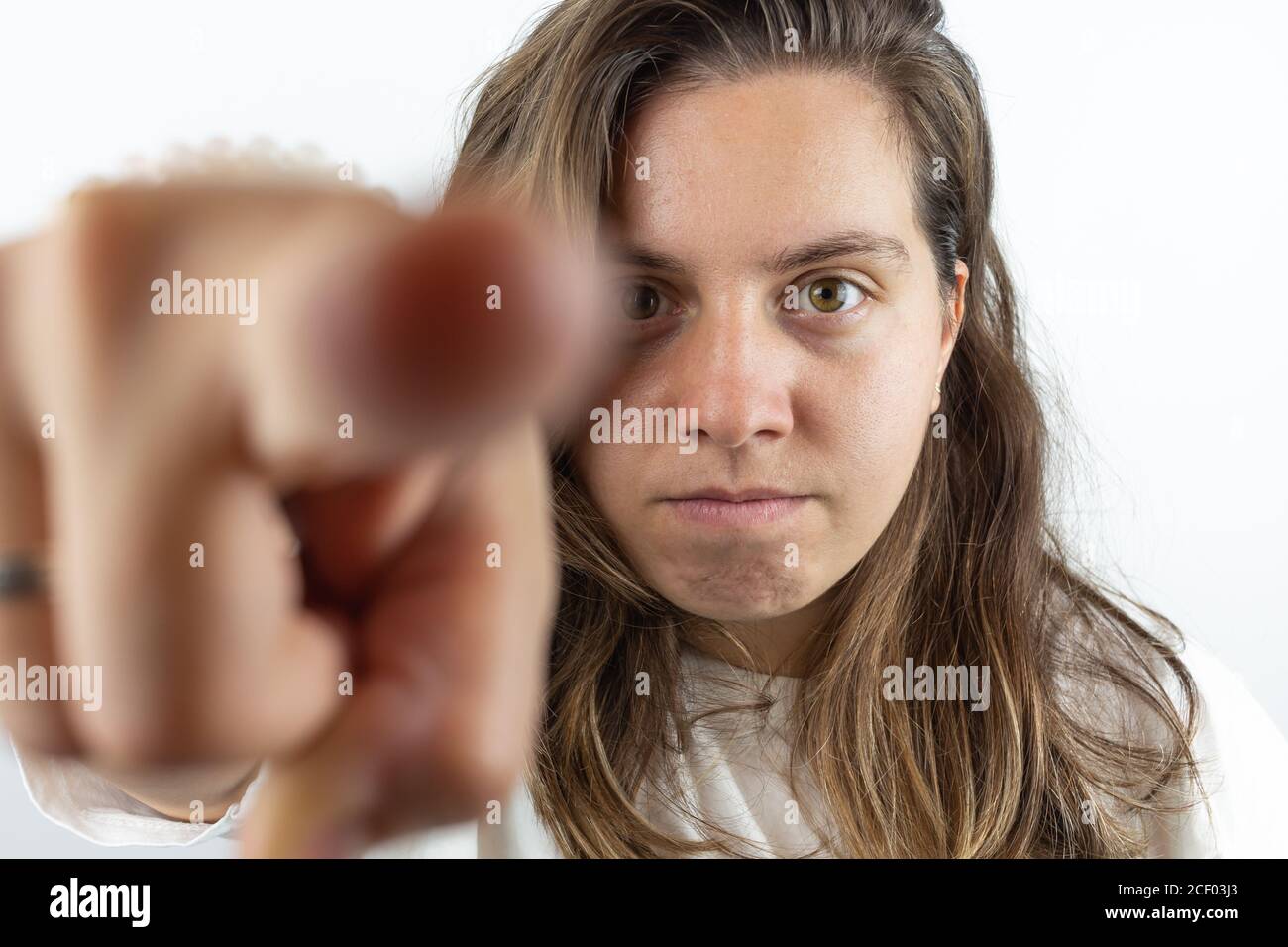 Wütend Frau zeigt mit Zeigefinger Stockfoto