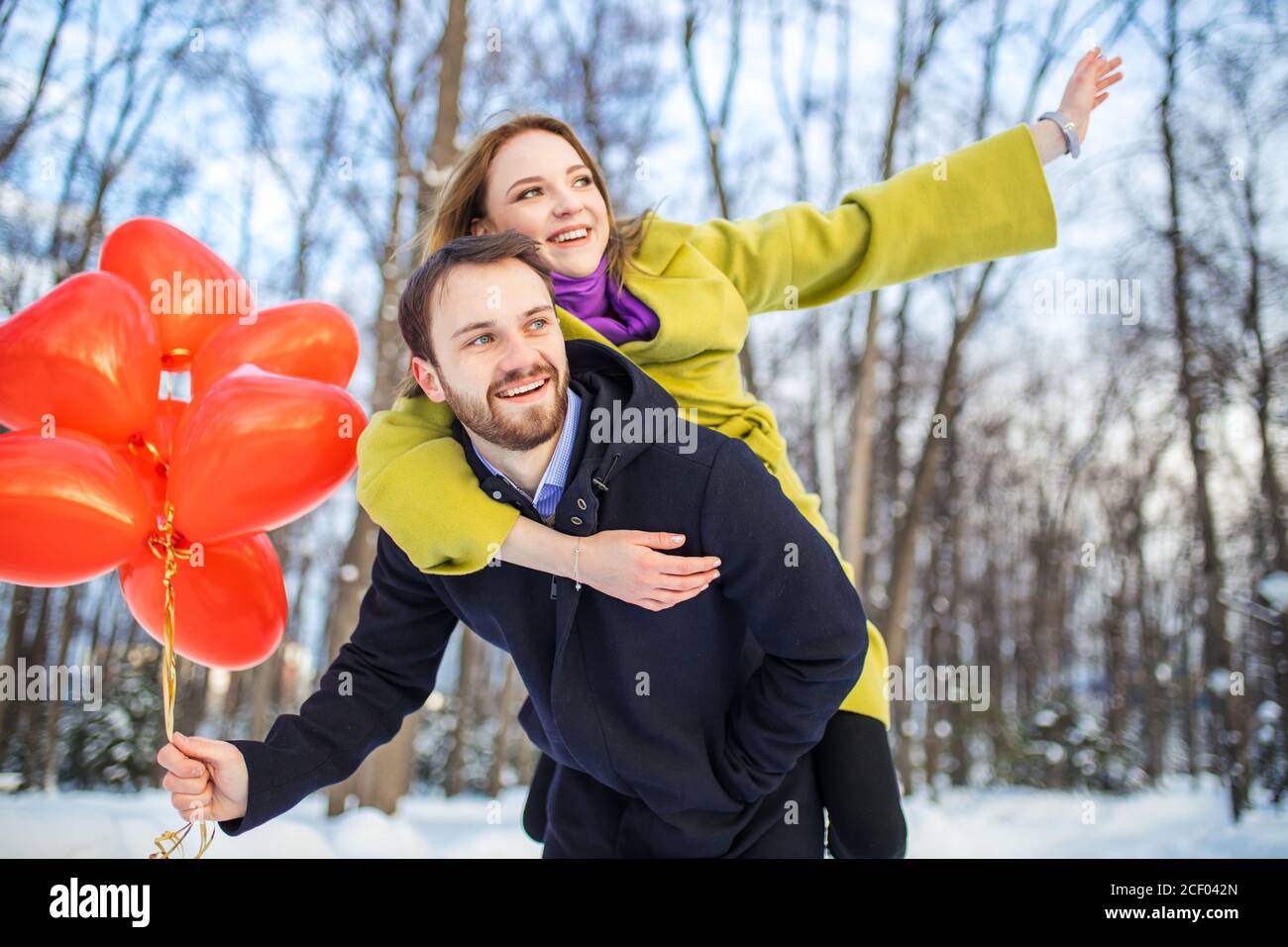 Fröhliches, freudfu, glückliches kaukasisches Paar verbringen Zeit zusammen, Mann und Frau verliebt, feiern st valentines Tag in Winterstraße, nach romantischen Datum Stockfoto