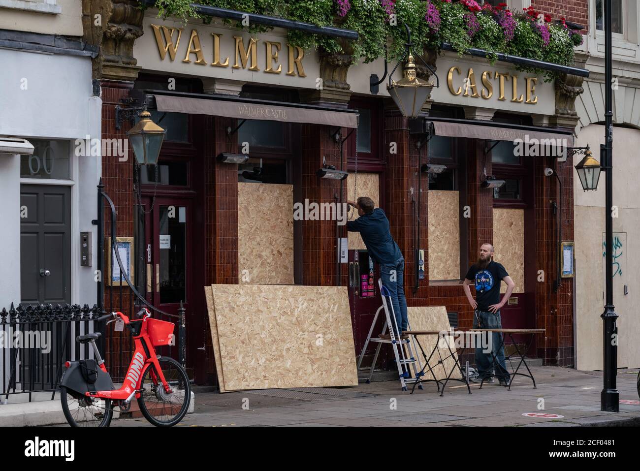Notting Hill Karneval 2020. Boarding-up vor den Millionen Menschen marschieren in Notting Hill inmitten der Angst vor der öffentlichen Unordnung über das Feiertagswochenende. Stockfoto