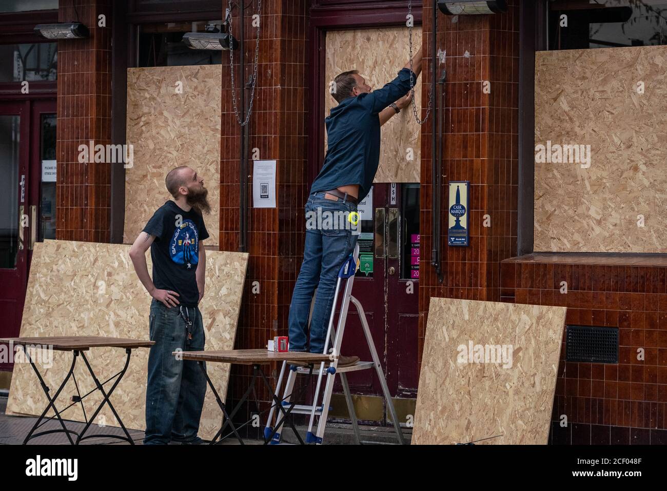 Notting Hill Karneval 2020. Boarding-up vor den Millionen Menschen marschieren in Notting Hill inmitten der Angst vor der öffentlichen Unordnung über das Feiertagswochenende. Stockfoto