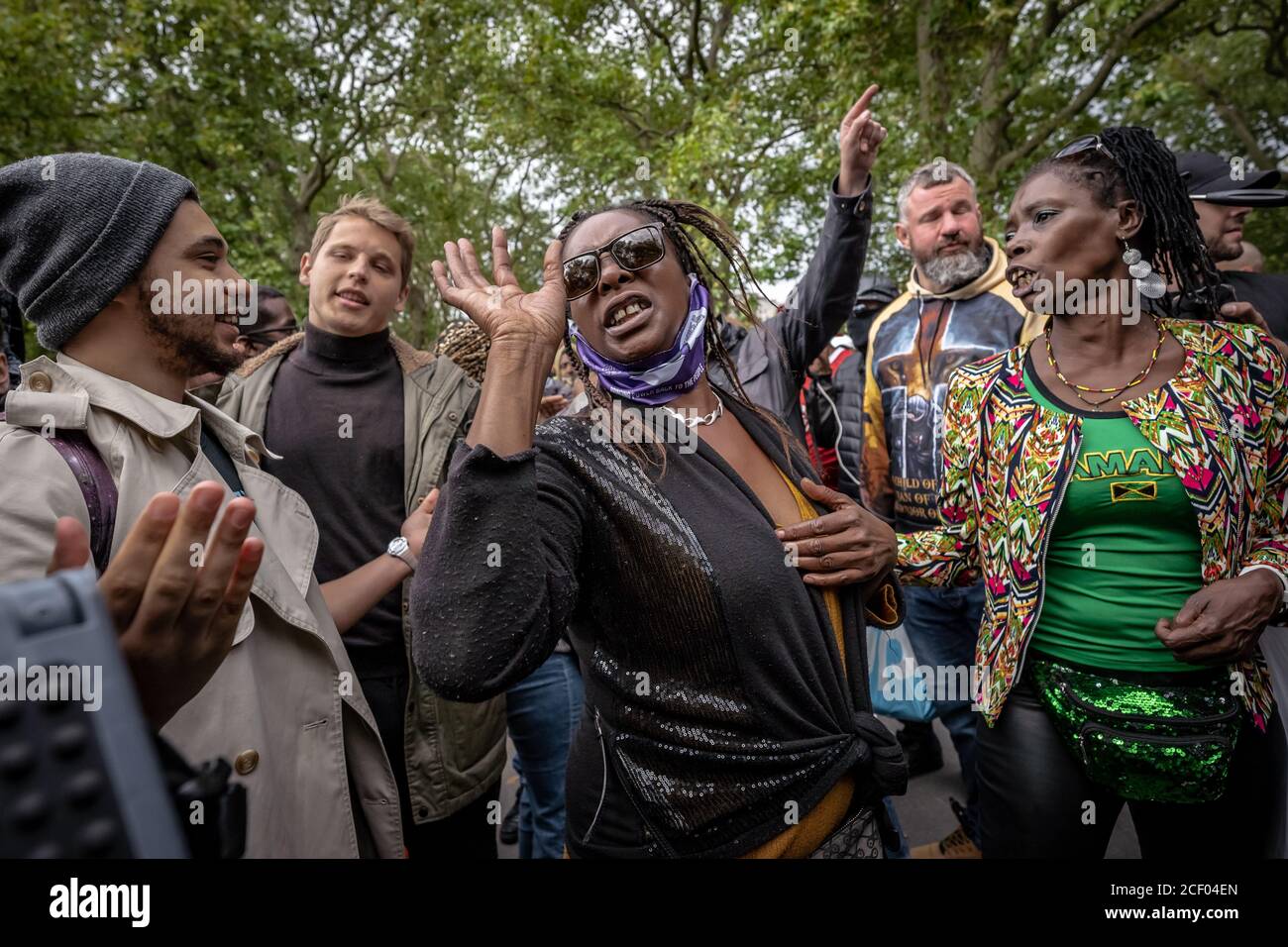 Black Lives Matters Aktivisten (abgebildet) kollidieren mit der Vertretung weiblicher Fans in Speakers' Corner, Hyde Park, London, Vereinigtes Königreich. Stockfoto