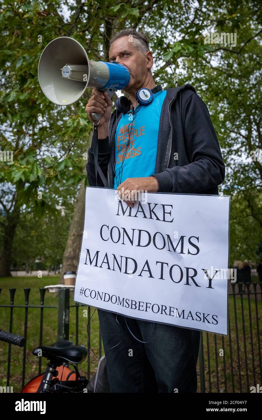 Sprecher Danny Shine debattiert in Speakers' Corner, der öffentlich sprechenden nordöstlichen Ecke des Hyde Park, mit viel Satire über Fragen der Geburtenkontrolle. London, Großbritannien. Stockfoto