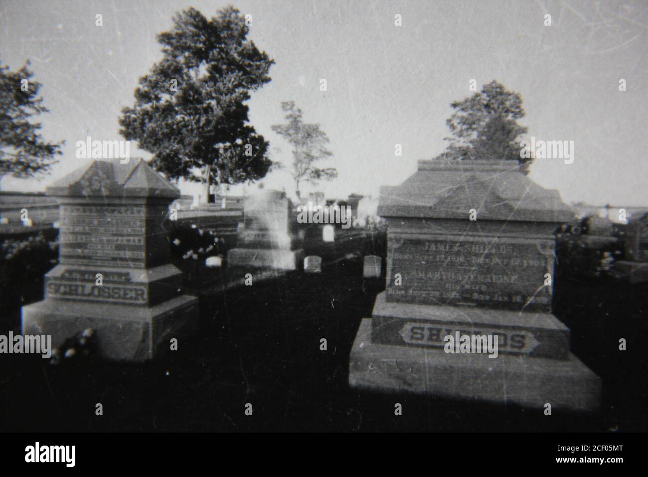 Feine Schwarz-Weiß-Fotografie von Grabsteinen in den 1970er Jahren auf einem Landfriedhof. Stockfoto