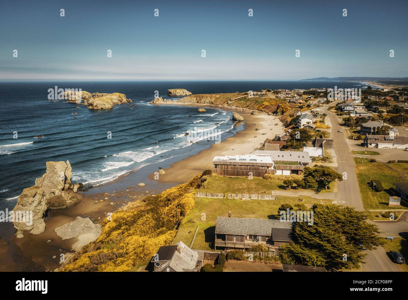 Drohne Aufnahme von Bandon Oregon Küstenimmobilien Immobilien mit Blick auf den Strand. Stockfoto