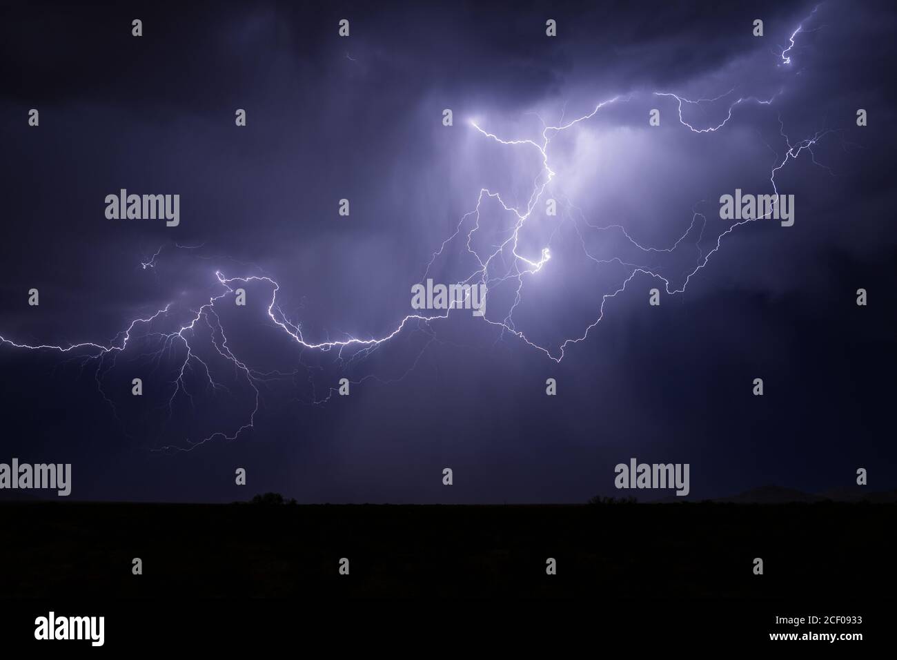 Dunkler Nachthimmel mit wolkenlosen Blitzeinschlägen in einem Sturm in der Nähe von Stanfield, Arizona Stockfoto
