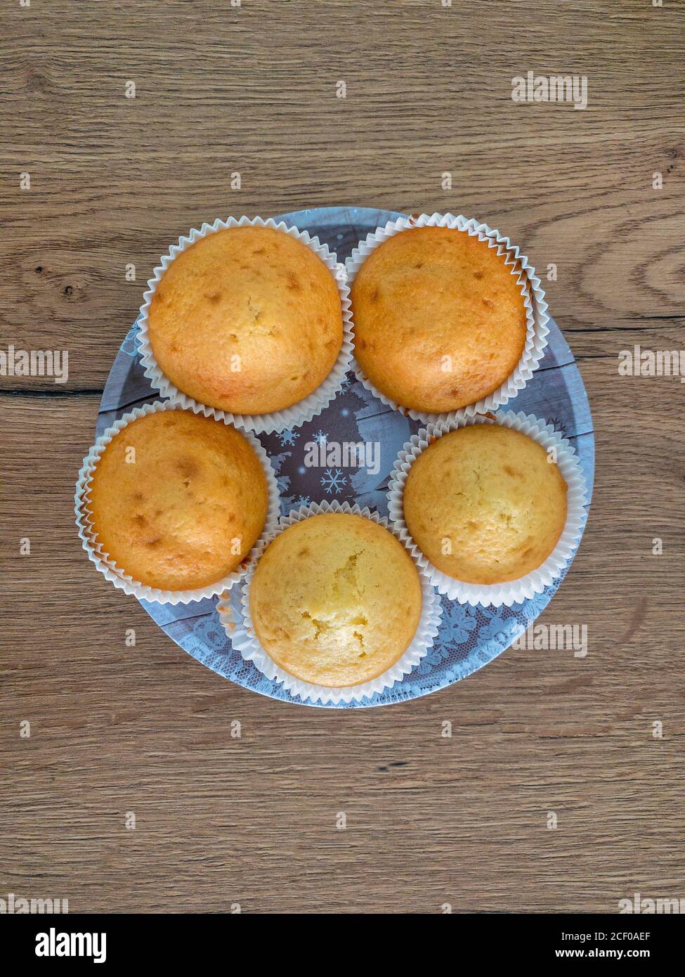 Plain Cupcakes auf einem weißen Teller auf den Tisch. Ansicht von oben Stockfoto