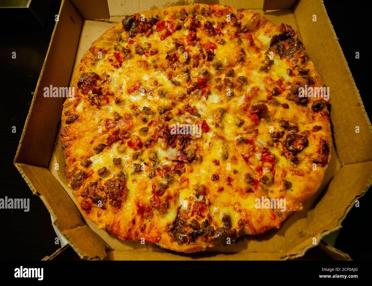 Domino neue Cheeseburger Pizza sitzt in einer Pizza-Box, August 30, 2020,  in Hammond, Louisiana. Die Spezialität Pizza bietet Ketchup-Senf-Sauce  Stockfotografie - Alamy