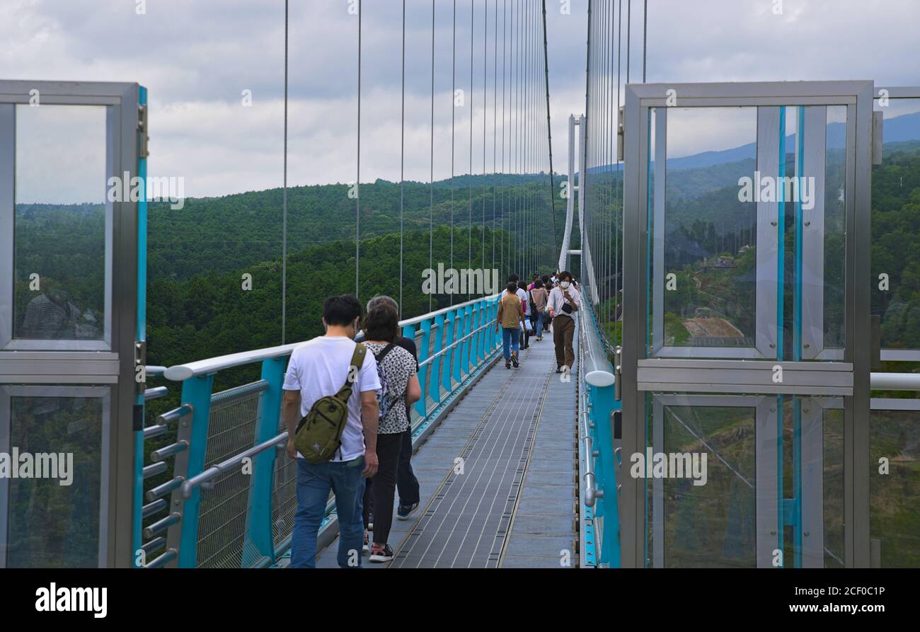 Mishima, Shizuoka / Japan - Juli 23 2020: Besucher schlendern über den Mishima Skywalk, eine 400 Meter lange Hängebrücke in den Bergen mehrere Stunden lang wir Stockfoto