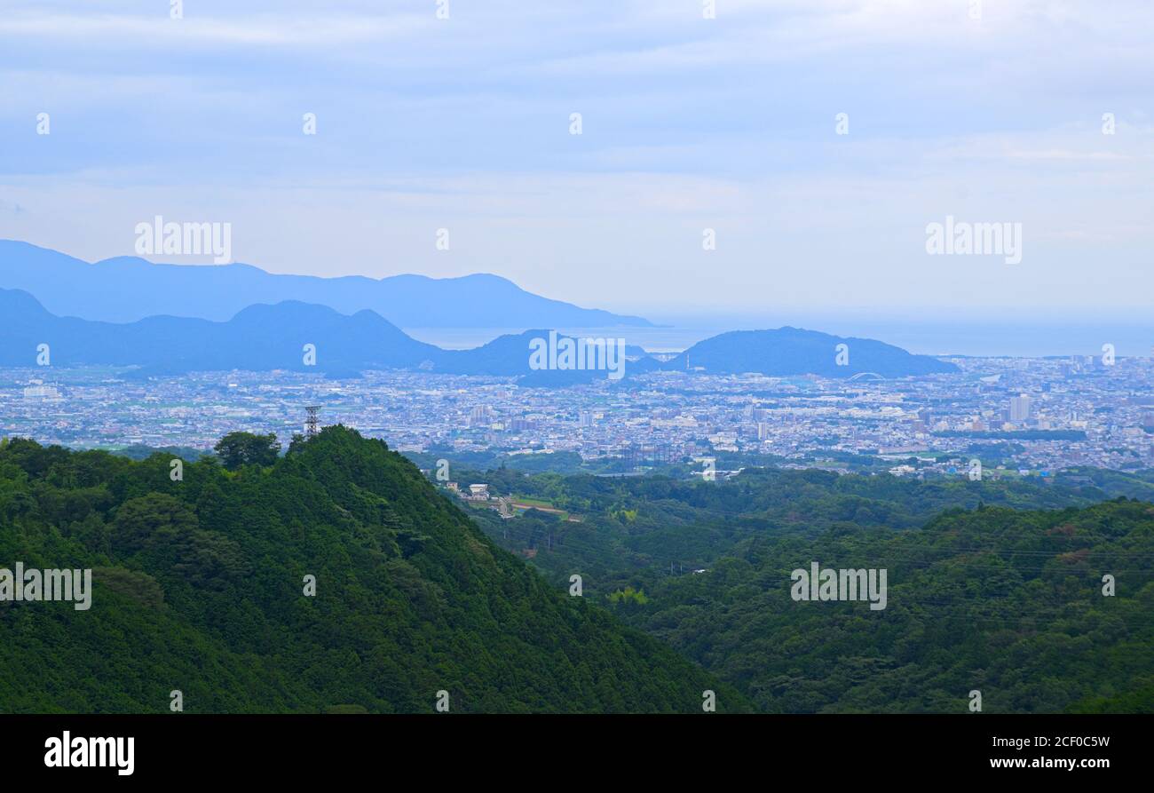 Luftaufnahme von Mishima City, in Zentral-Japan, und einigen umliegenden Bergen an einem trüben bewölkten Tag im Sommer Stockfoto