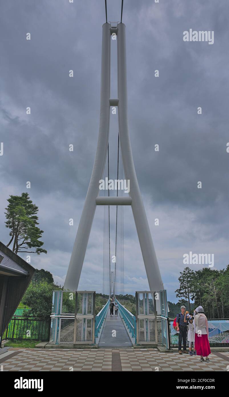 Mishima, Shizuoka / Japan - Juli 23 2020: Besucher des Mishima Skywalk, einer 400 Meter langen Hängebrücke in den Bergen, einige Stunden westlich von Tokio Stockfoto