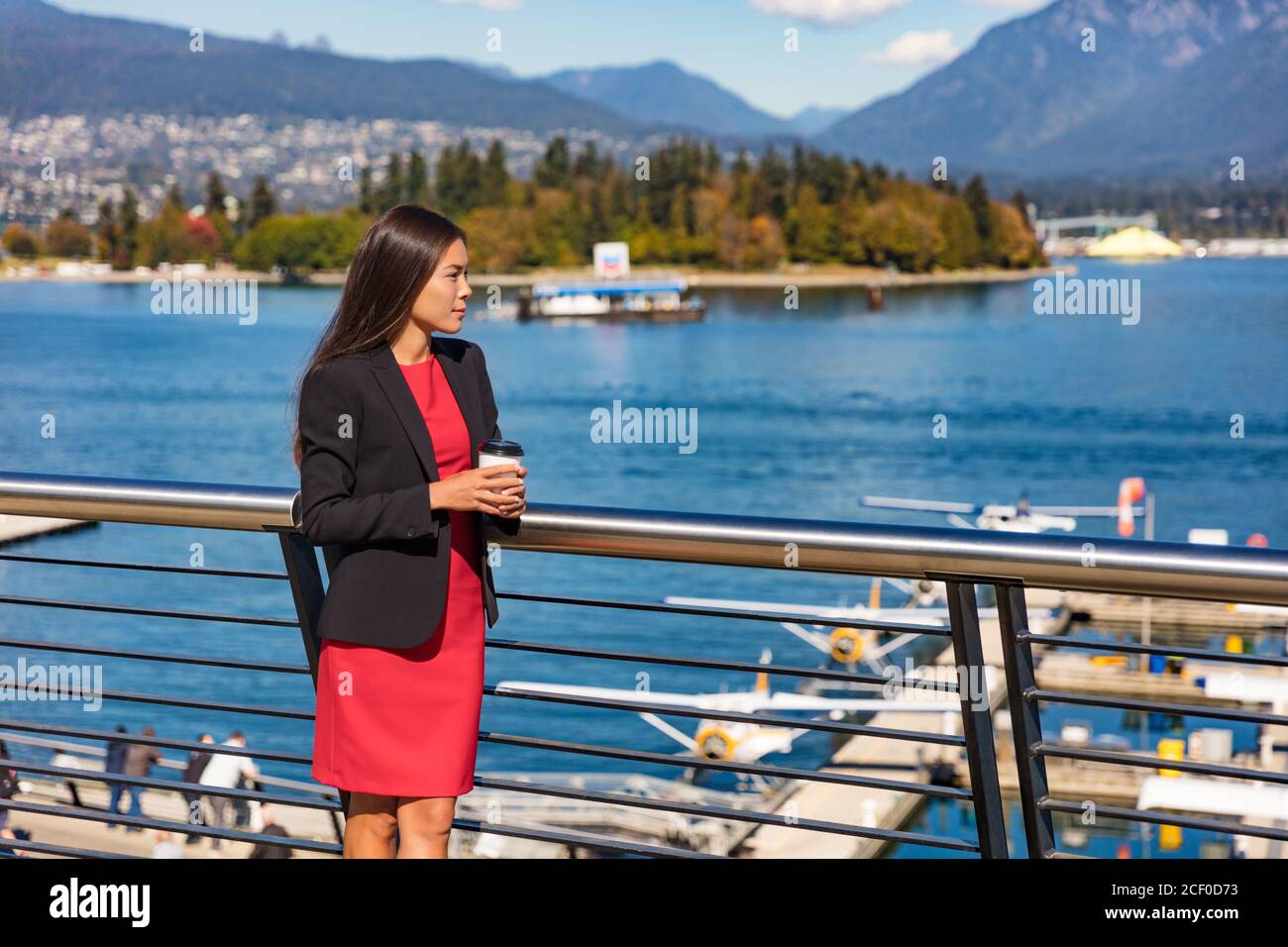 Geschäftsfrau trinkt Kaffee im Hafen von Vancouver Stockfoto