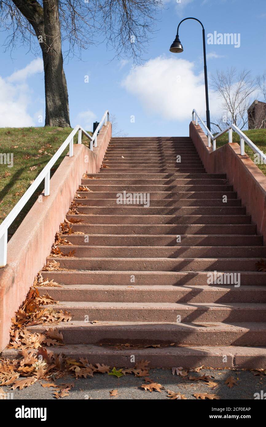 Blick auf eine lange Reihe von Treppen. Stockfoto