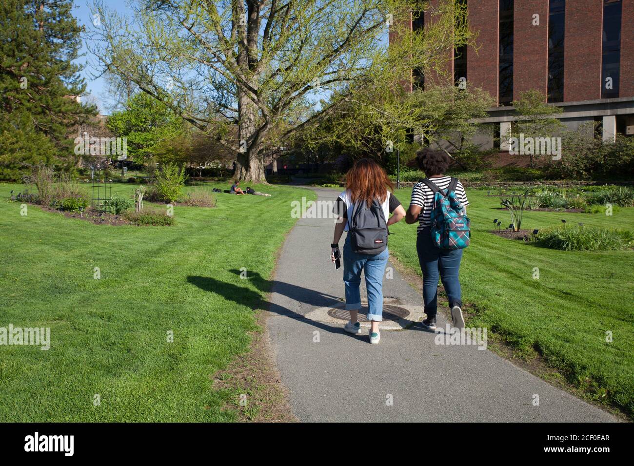 Zwei Studenten gehen durch den Garten des Smith College in Northampton, Massachusetts. Stockfoto