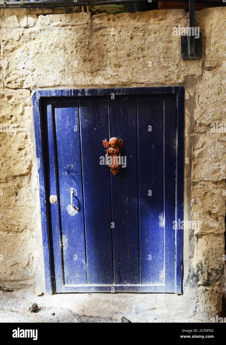 Eine farbenfrohe blaue Tür in Valletta, Malta. Stockfoto