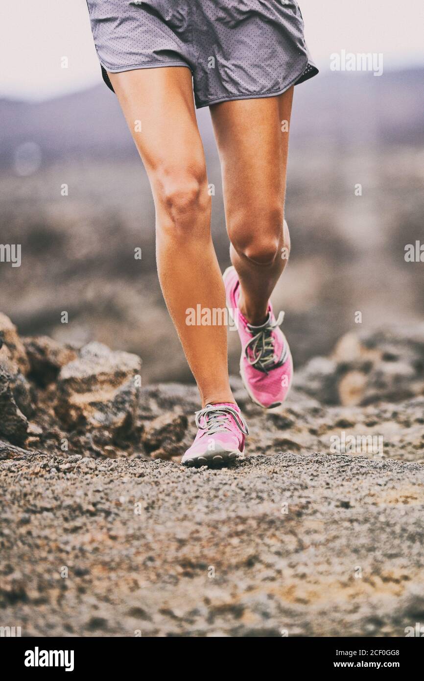 Laufschuhe Sport Fitness Frau auf Trail laufen Stockfoto