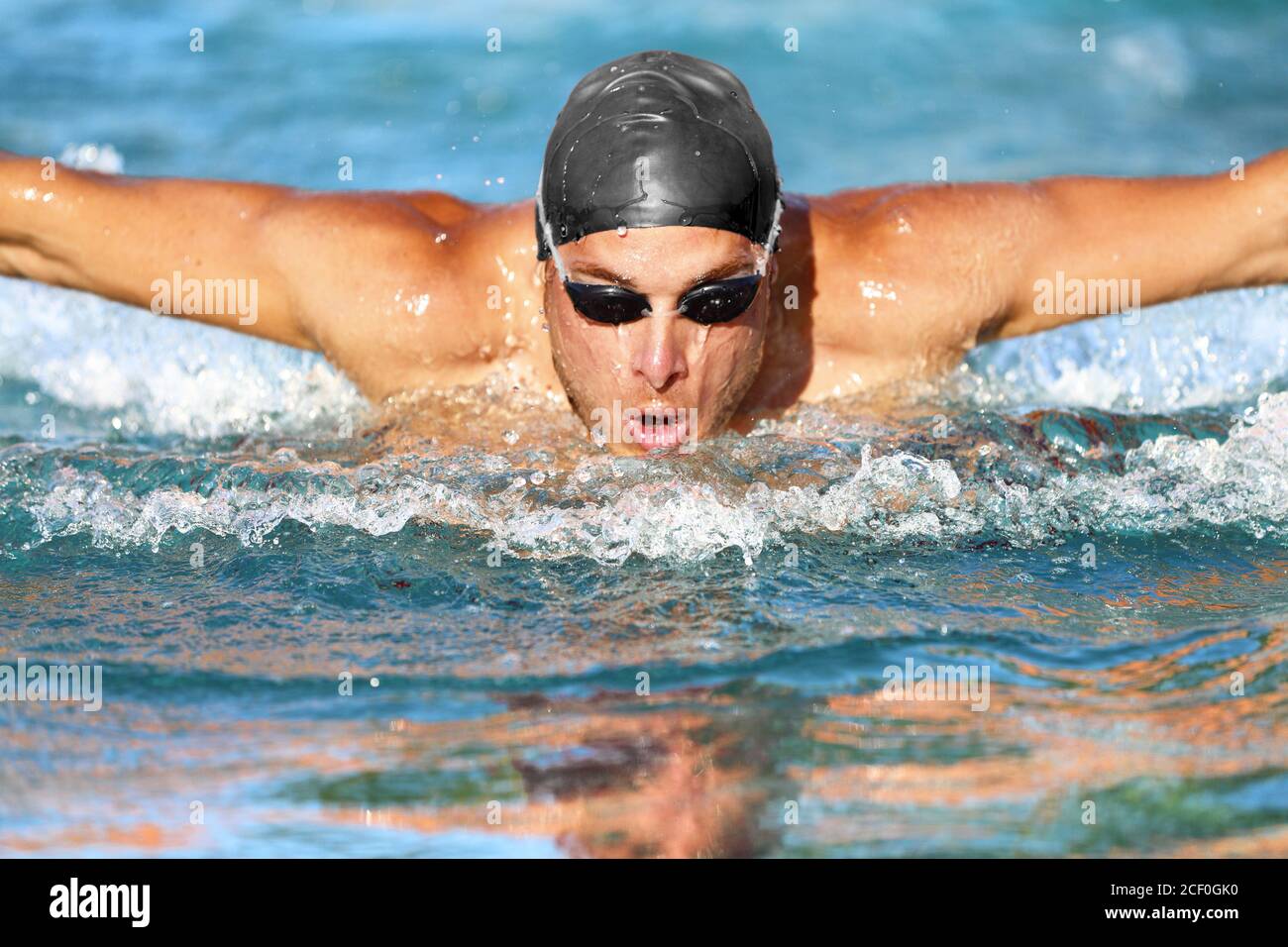 Schwimmer Mann schwimmen Schmetterling Schlaganfälle im Pool Stockfoto