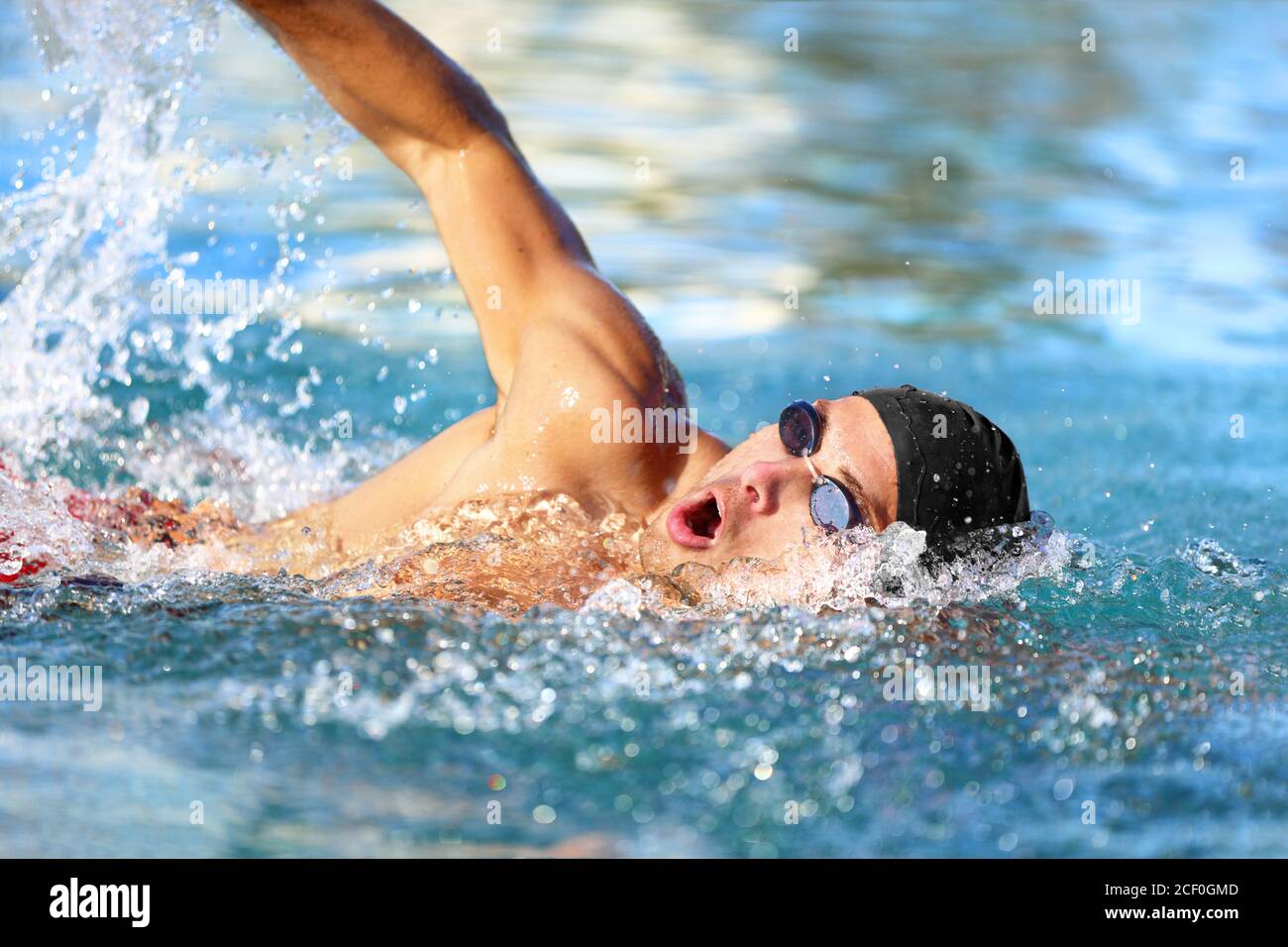 Mann Schwimmer kriechen im blauen Meerwasser Stockfoto