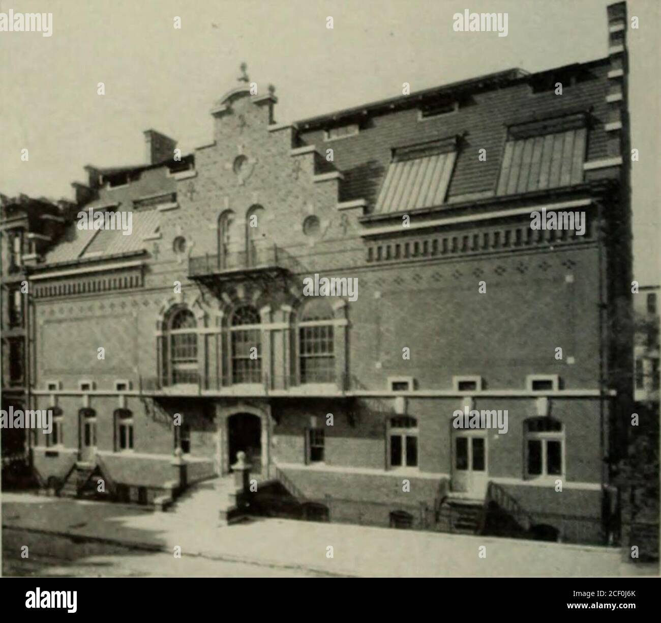 . Internationales Studio. POLICE STATIOXMOSHOLU PARKWAYNEW YORK CITY STOrCHTOX & STOUGHTON ARCHITEKTEN unveränderlich, bilden nur den ruhigen Hintergrund für die echte architektonische Demonstration. Der Farbbereich wird etwas vergrößert, die Oberflächenstruktur ist abwechslungsreicher und damit sind in den Gesichtern von einzelnen Ziegeln mehrere Farbtöne erhältlich. Verschiedene Formen und Größen machen^möglich, mit der großen Variation der Gelenke, Muster und taj Teppicharbeiten, und so öffnen ein unbegrenztes Feld der De-Zeichen, die als Kunst für Maurerssake gekennzeichnet werden kann. Die Tatsache, dass orientalische Menschen in forgottencenturies oc Stockfoto