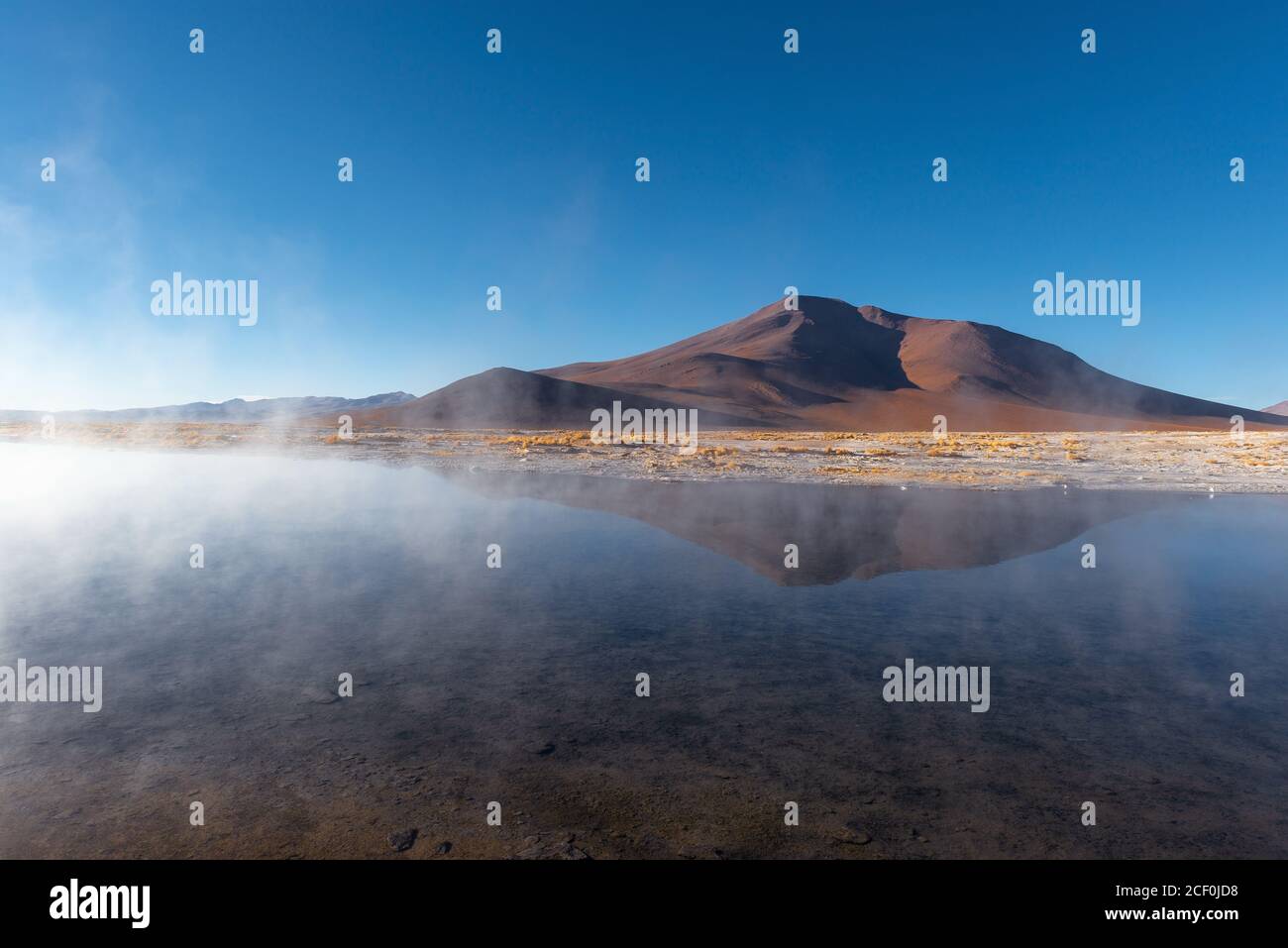 Heiße Quellen von Polques bei Sonnenaufgang mit heißem Dampf, Uyuni Salz flache Region, Bolivien. Stockfoto