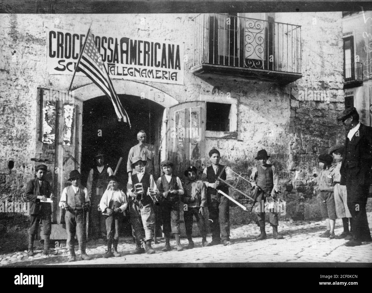 Atripardo, Schüler der Schreinerei-Schule, die vom Amerikanischen Roten Kreuz im Bezirk Avellino für Flüchtlingskinder eingerichtet wurde, Juli 1918 Stockfoto