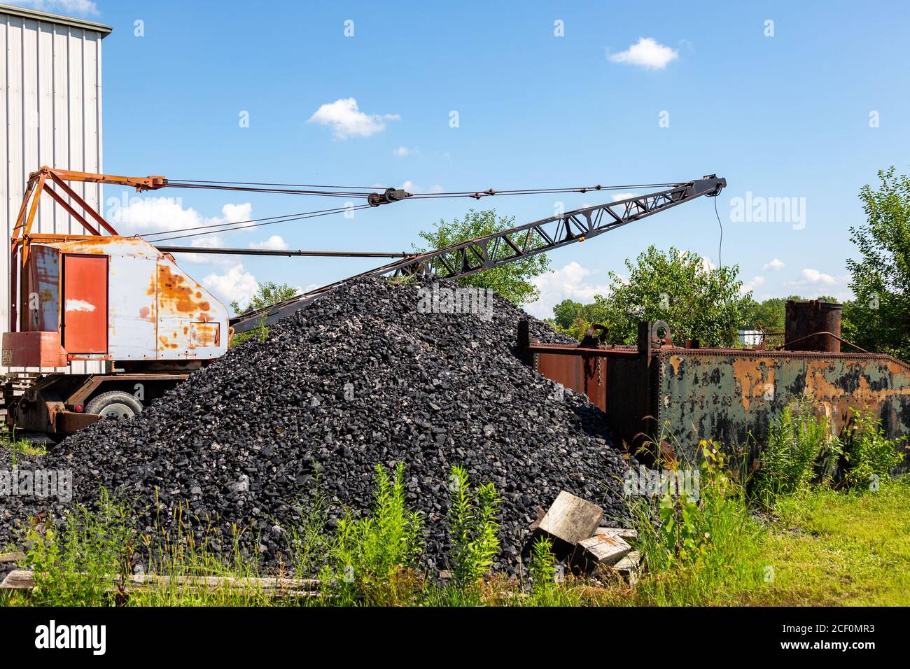Kohle wird in der Nähe eines Kranwagens auf einem Grundstück außerhalb von New Haven, Indiana, USA, gestapelt. Stockfoto