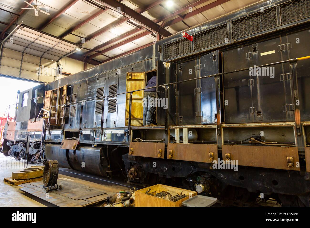 Die ehemalige Diesel-E-Lokomotive SD9 der Nickel Plate Road 358 wird in der Werkstatt der Fort Wayne Railroad Historical Society restauriert. Stockfoto