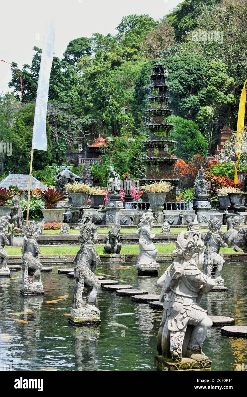Steinstatuen und Brunnen in Bali, Indonesien Stockfoto