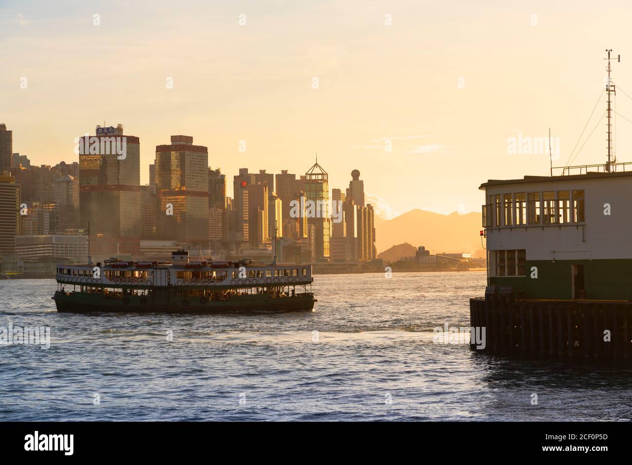 Star Ferry und Star Ferry Pier, Tsim Sha Tsui, Kowloon, Hongkong Stockfoto
