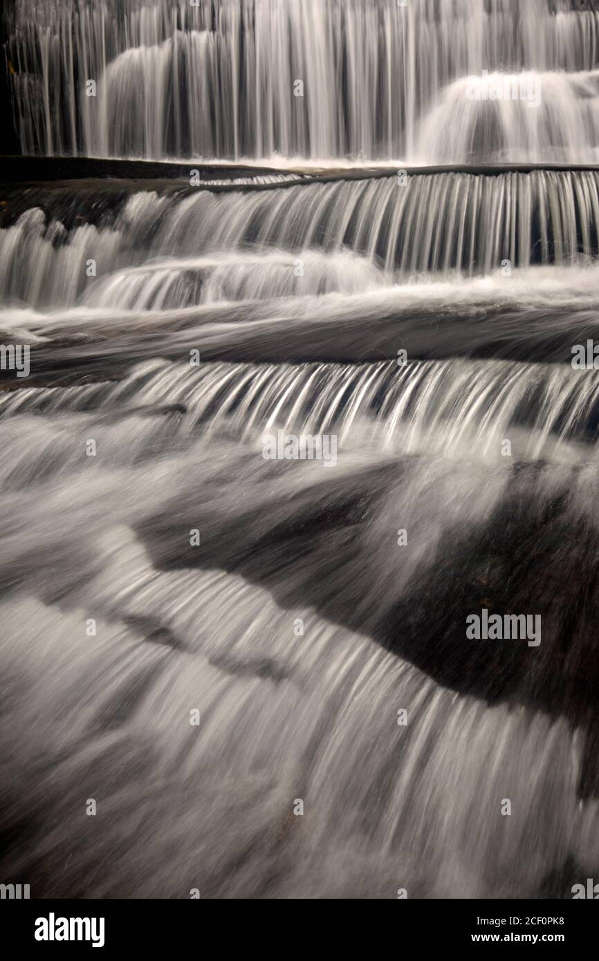 Moody Langzeitbelichtung Wasser verschwimmt bei Grogan Creek Falls - Butter Gap Trail, Pisgah National Forest, in der Nähe von Brevard, North Carolina, USA Stockfoto