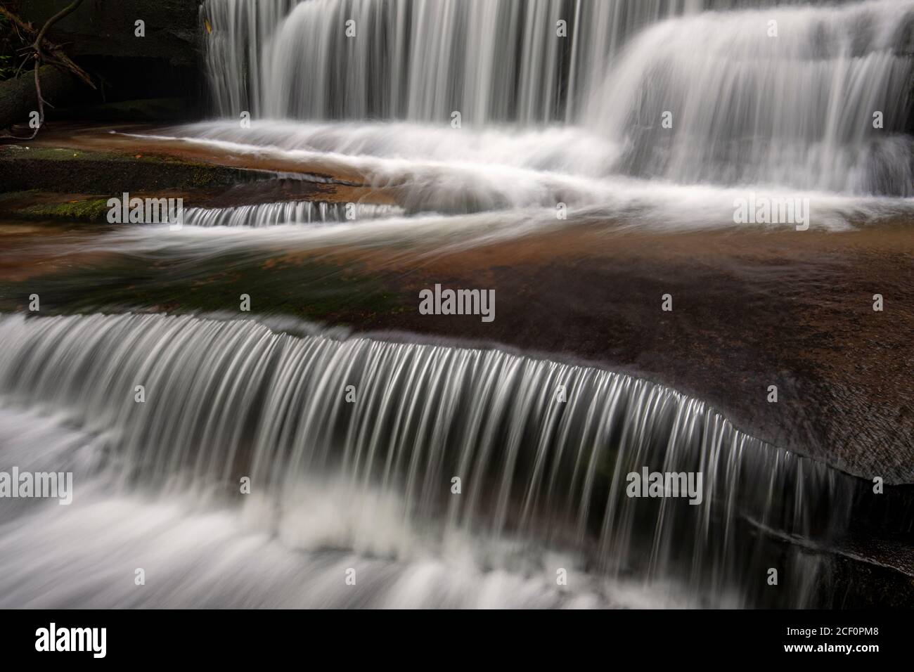 Moody Langzeitbelichtung Wasser verschwimmt bei Grogan Creek Falls - Butter Gap Trail, Pisgah National Forest, in der Nähe von Brevard, North Carolina, USA Stockfoto