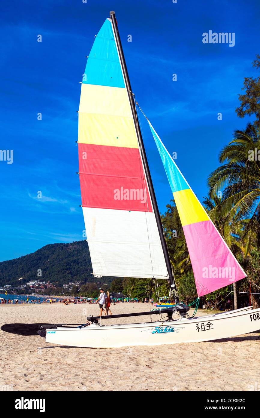 Segelboot zu mieten auf Patong Beach, Phuket, Thailand Stockfoto