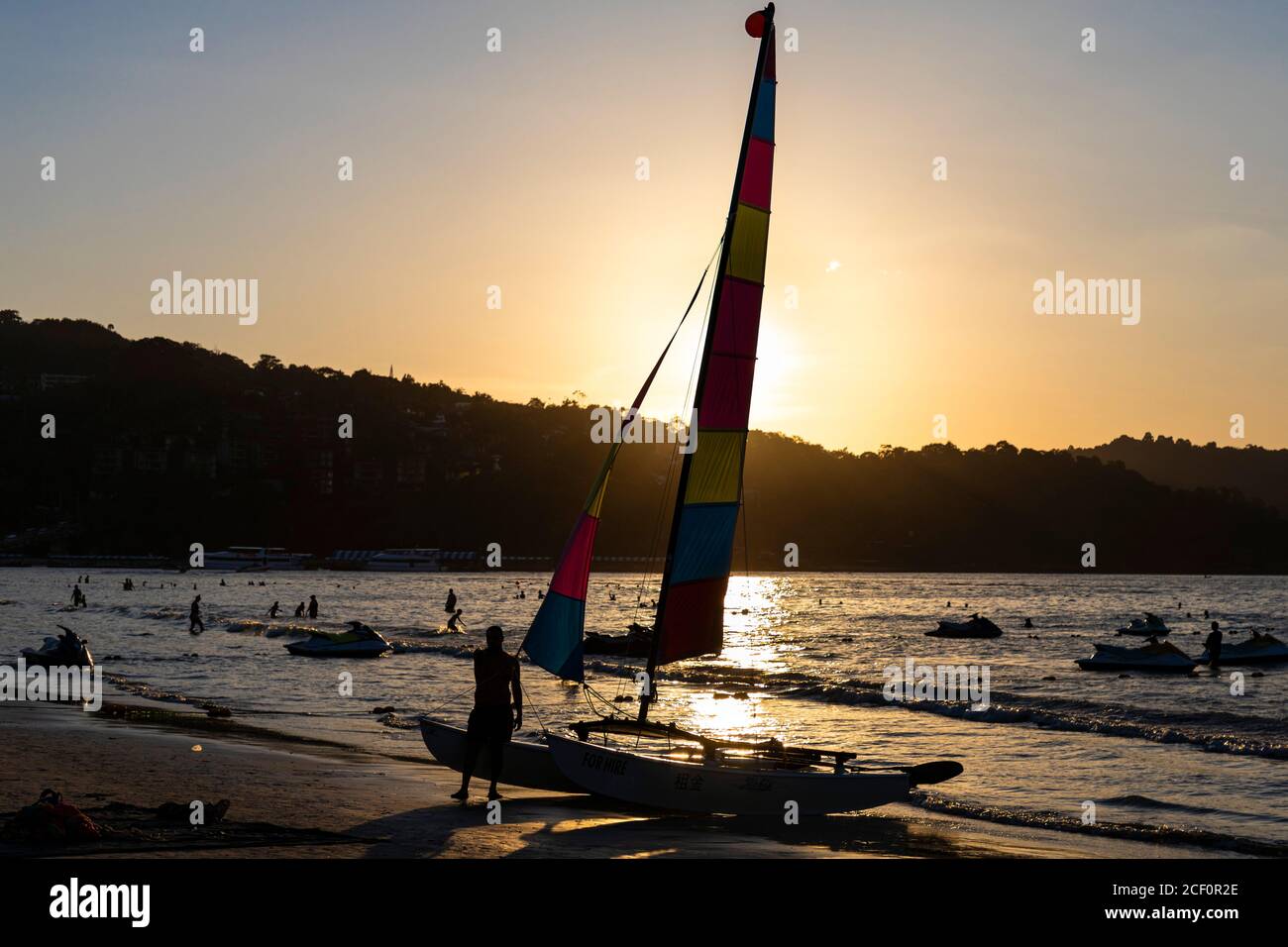 Segelboot zu mieten am Patong Beach bei Sonnenuntergang, Phuket, Thailand Stockfoto
