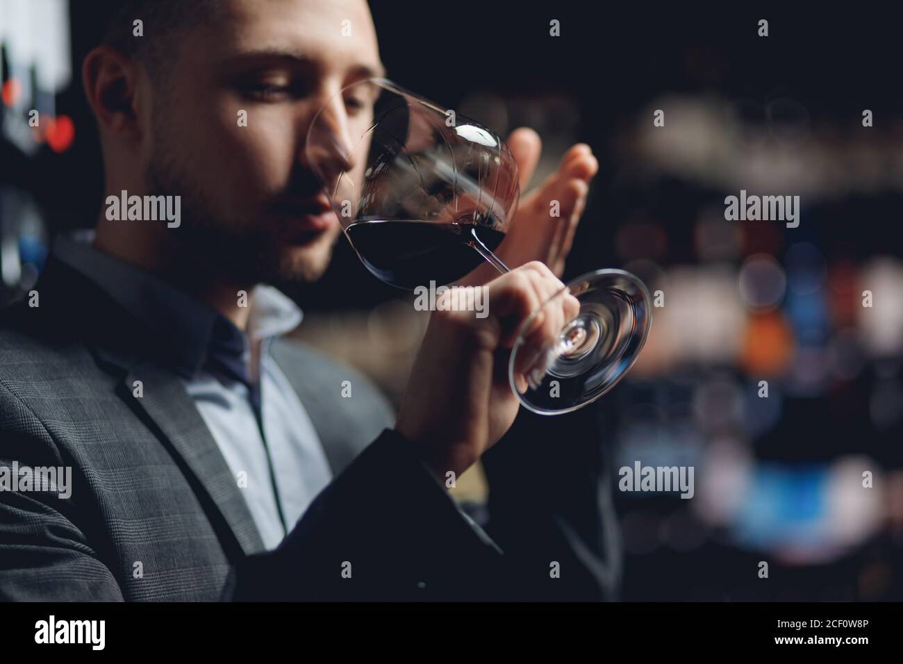 Der Genießer-Sommelier fühlt sich im Restaurant wohlschmeckenden Geschmack und Aroma Stockfoto