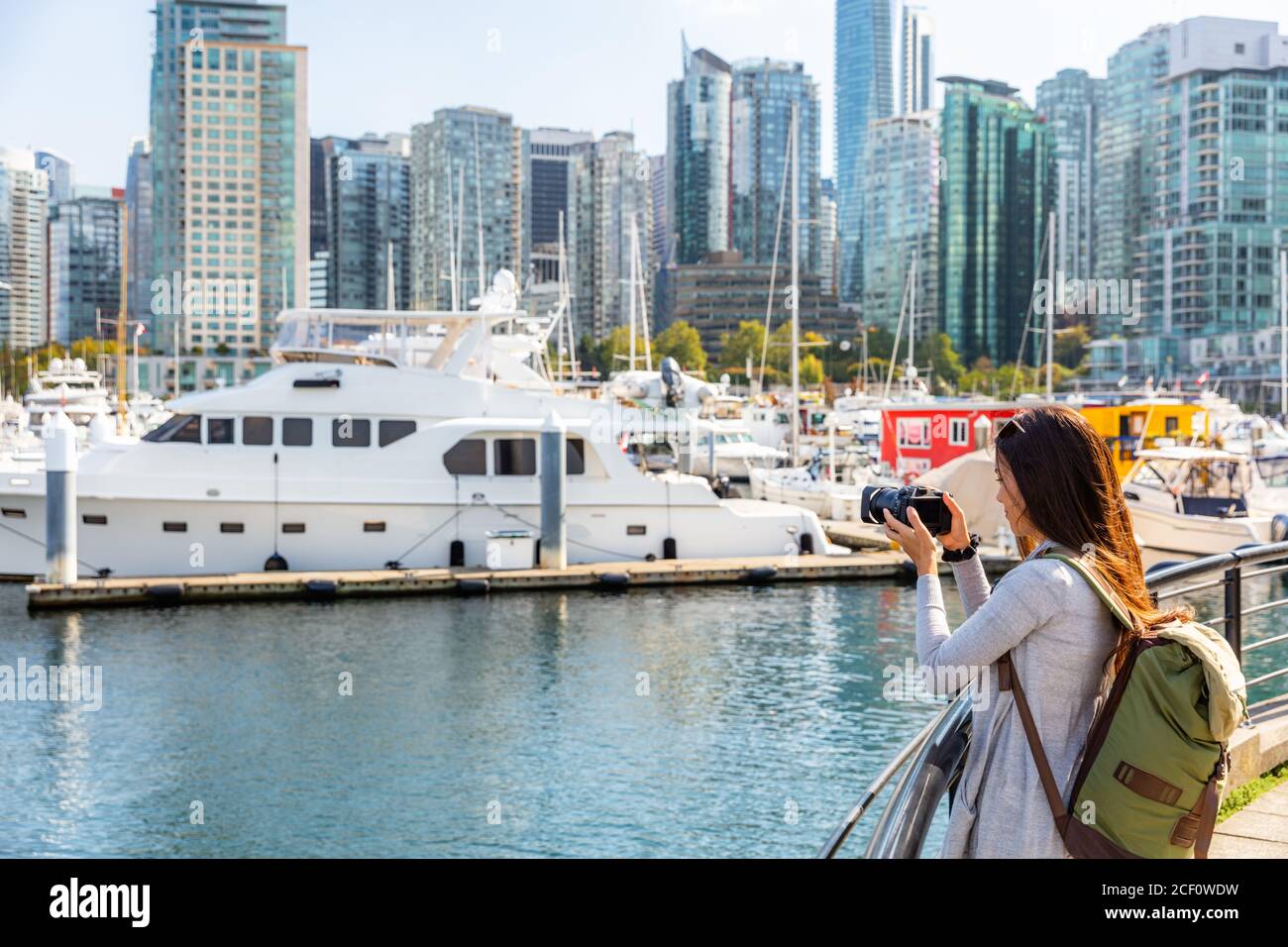 Vancouver Kanada Tourist Frau fotografieren mit Kamera in Coal Harbor auf Sommerferien in der kanadischen Stadt. Urbane Lebensart. Stockfoto