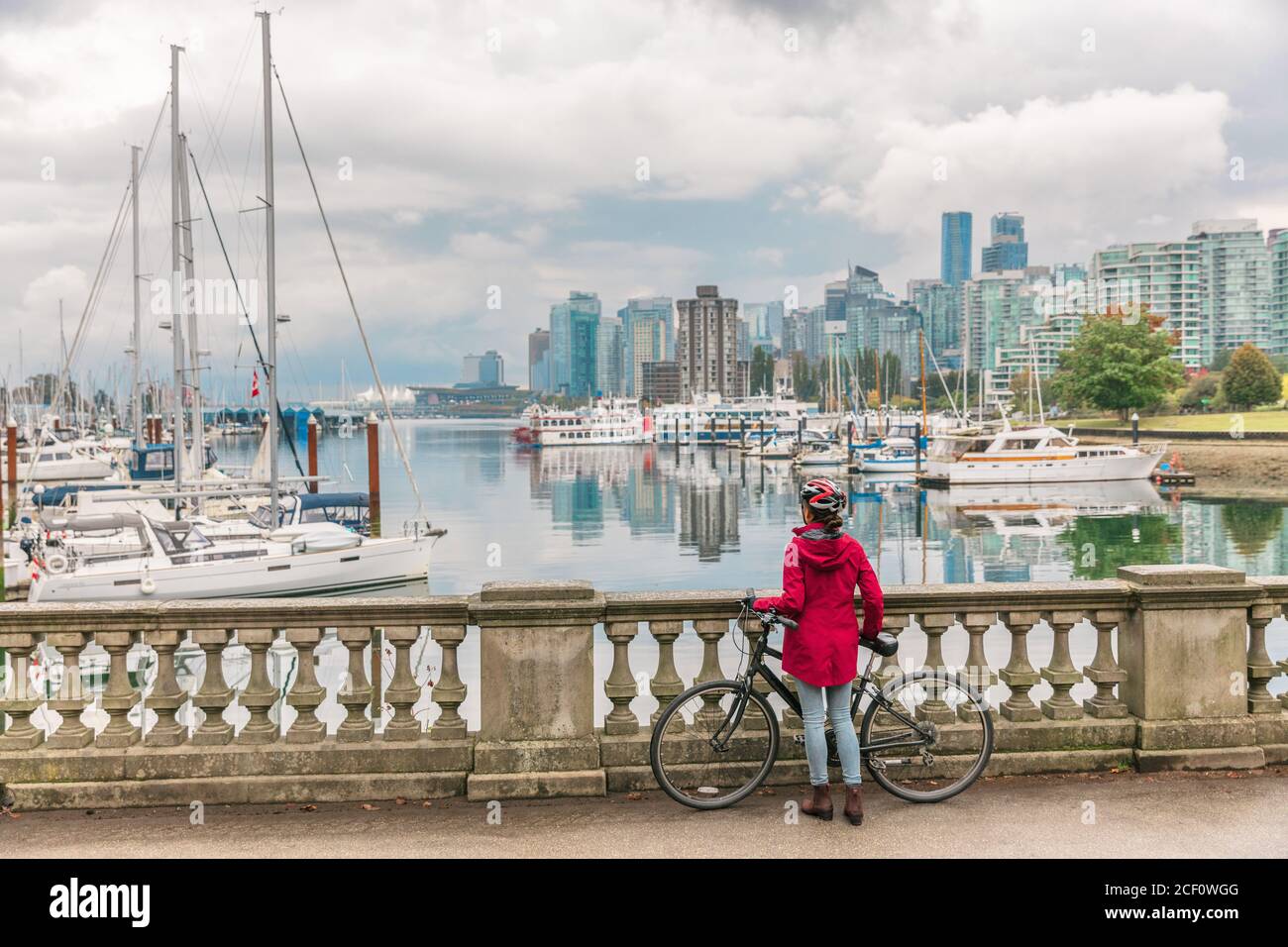 Vancouver Radfahren Frau Radfahrer tun aktiven Sport Lifestyle Fahrrad Verleih Aktivität in Stanley Park in Coal Harbor, BC, Kanada. Stockfoto