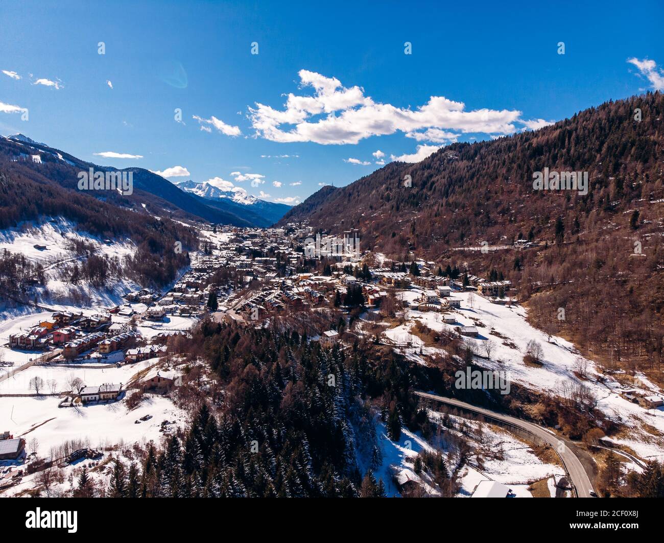 Luftaufnahme Bergdorf mit Lift in Italien Alpen Stockfoto