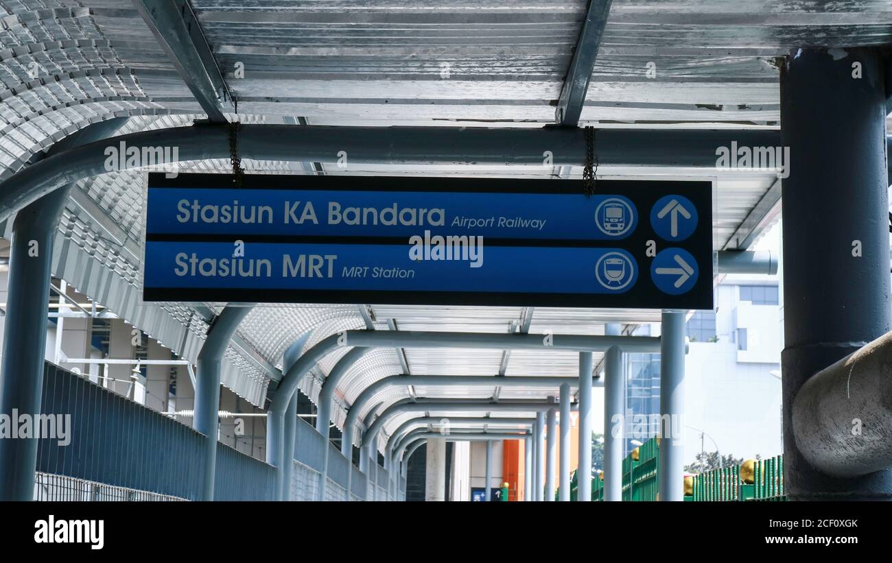 Jakarta, Indonesien - 24. Juli 2019: Richtung BNI City Station (Flughafenbahnhof) und MRT Dukuh Atas Station. Stockfoto