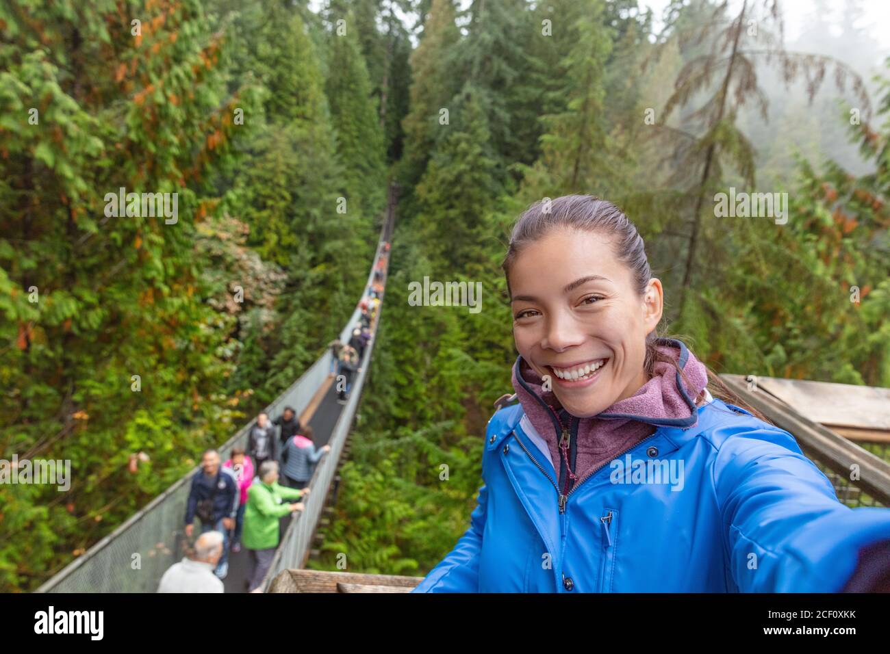Kanada Reise Tourist Frau macht Selfie-Foto an Capilano Suspension Bridge in Vancouver, British Columbia, kanadische Urlaubsziel für Stockfoto