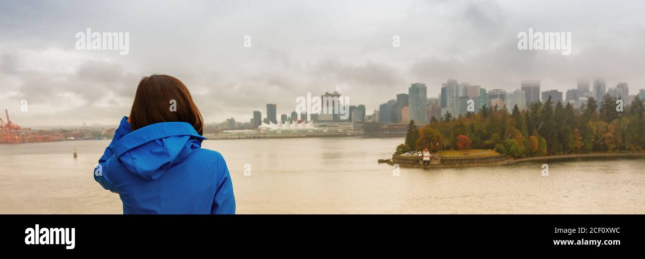 Vancouver City Lifestyle Frau mit Blick auf Coal Harbor, British Columbia, Kanada reisen. Tourist Student in der Stadt im Freien genießen Herbstsaison Stockfoto